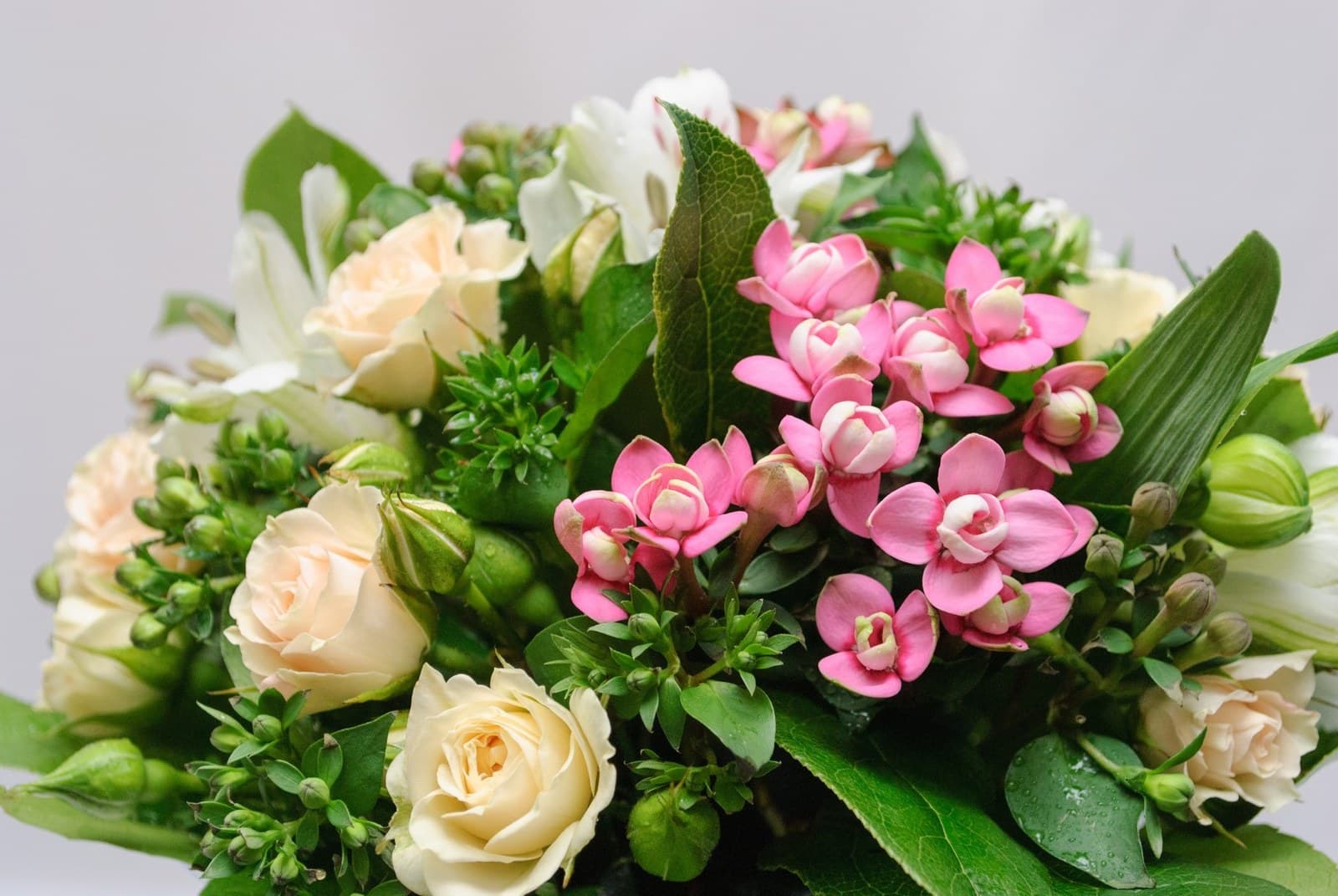 Exemple de bouquet aux fleurs roses et crème