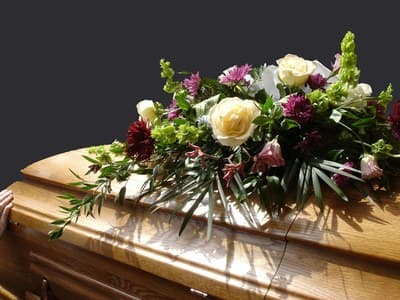 Exemple de composition florale sur un cercueil